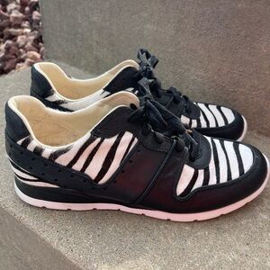 Ugg Deaven Exotic Cow Hair Zebra Print
Women's Sneaker Size 9